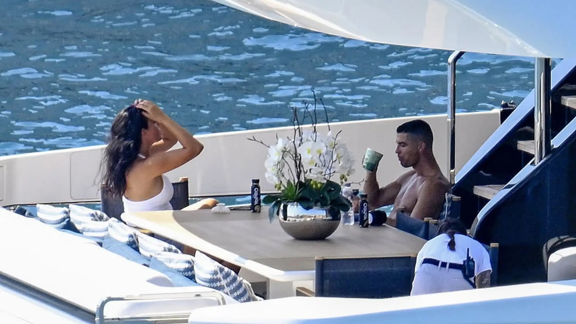 ?C罗被拍到在马洛卡岛乘坐价值600万欧的游艇度假，乔治娜作伴